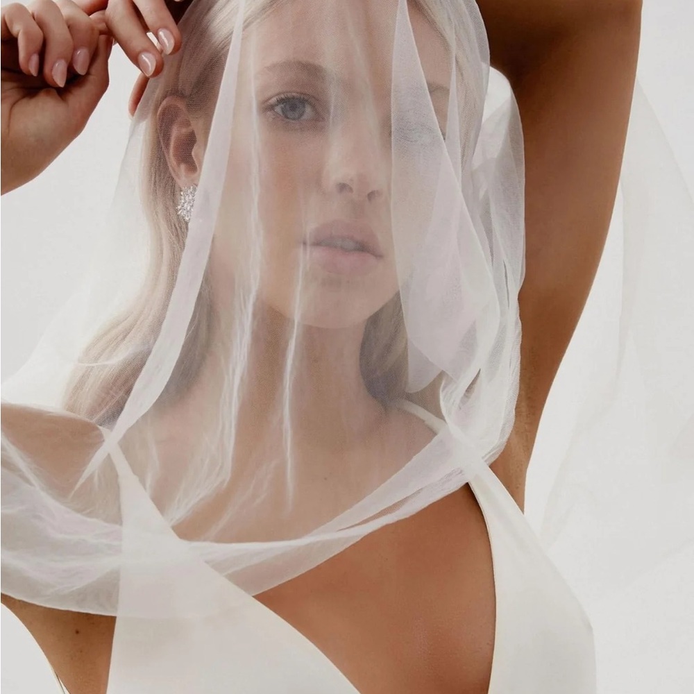 Chic White Bridal Veil